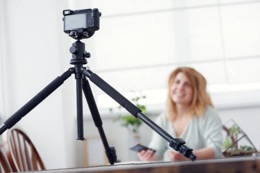 Kadın blogger atable florarium ile de fotoğrafı.