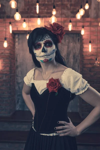 Тонированное фото зомби-девушки с белым макияжем на лице — стоковое фото