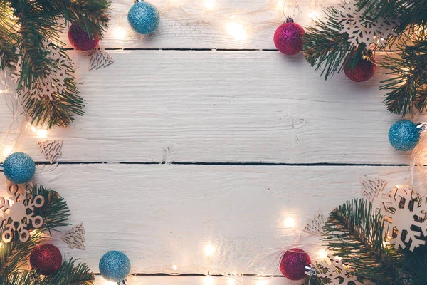 Foto van Kerstmis oppervlak met branden garland, takken van een spar, ballen — Stockfoto