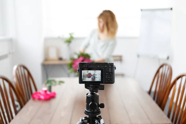 Foto desfocada da mulher blogueira gravando no mestre da câmera — Fotografia de Stock