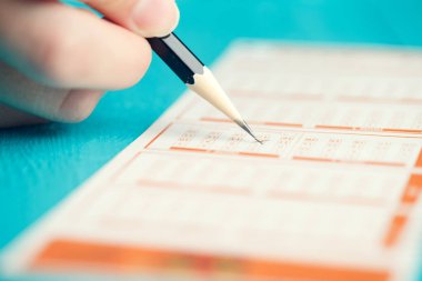 Fotoğrafı el ile piyango bileti mans