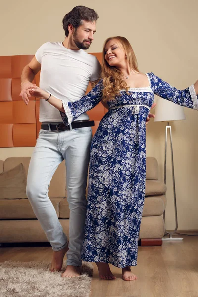 Imagen de hombre bailando y rubia de pelo largo en ropa casera — Foto de Stock