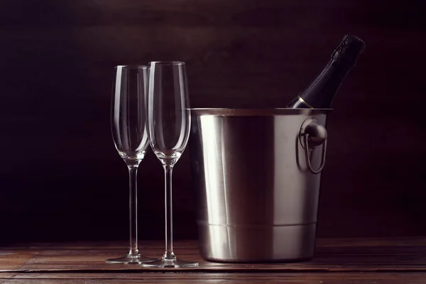 Obrázek dvě prázdné sklenice, láhev šampaňského — Stock fotografie