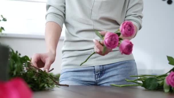 Florist förbereder en bukett blommor till salu — Stockvideo