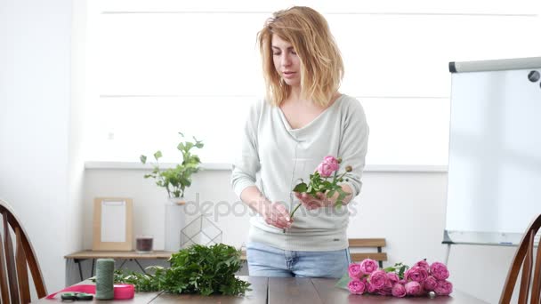 Žena květinářství dělá kytice — Stock video