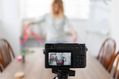 Ufuk fotoğraf için kamera bir buket Pembe çiçek yapmak için bir master class kayıt blogcular çiçekçi. Kamera üzerinde odaklama