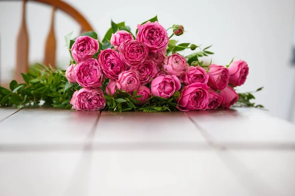 Afbeelding van boeket van roze pioenrozen op witte houten tafel — Stockfoto