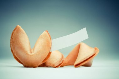 Görüntü isteyen boş gri arka plan üzerinde Çince tanımlama bilgileri.