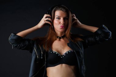 Kulaklıklar ve iç çamaşırı genç esmer görüntüsünü