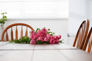 Buket pembe peonies beyaz masa