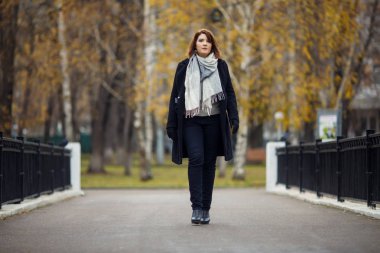 Sonbahar Park siyah paltolu kızın tam uzunlukta fotoğraf