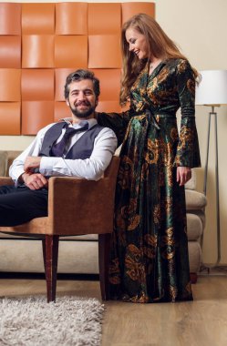 Sandalye ve içinde uzun saçlı kadın zarif adam görüntüsünü