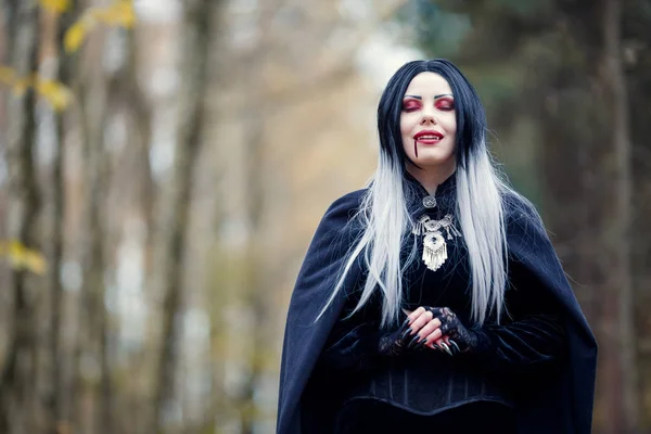 Retrato de menina vampira com os olhos fechados com sangue na boca — Fotografia de Stock