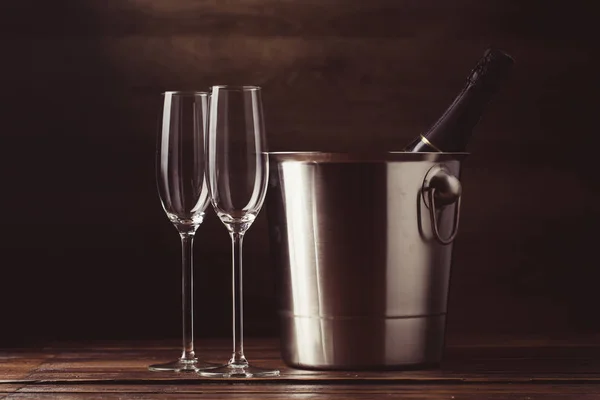 Resmi iki boş şarap bardakları, şarap şişe — Stok fotoğraf
