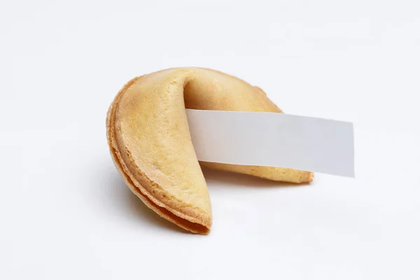 Κινέζικο μπισκότο με ευχή σε κενό λευκό φόντο. Άδειο επιθυμιών χαρτί — Φωτογραφία Αρχείου