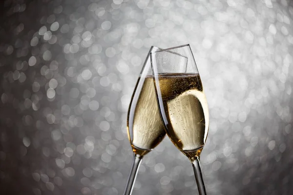 Праздничное фото двух бокалов вина с игристым шампанским — стоковое фото