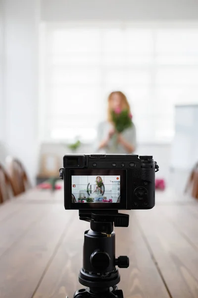 Intreepupil foto van bloemist meisje boeket van roze bloemen maken. — Stockfoto