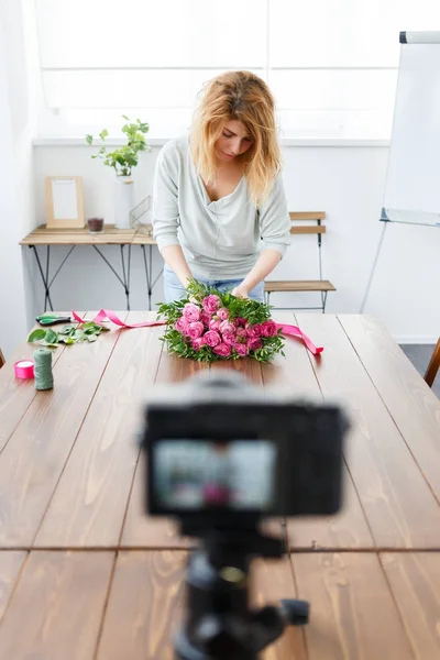 Foto van bloemist vrouw boeket van roze bloemen maken — Stockfoto