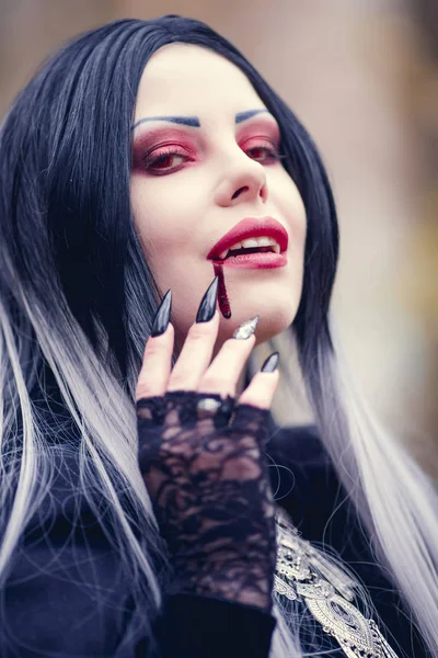 Retrato de mulher vampira feliz com fluxo de sangue na boca — Fotografia de Stock