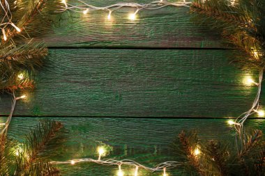 Garland çevresindeki, Ladin ağacı dalları yanma ile yeni yıl arka plan görüntü