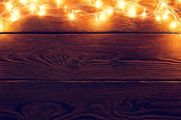 Картина дерев'яної поверхні з горілою гірляндою — стокове фото