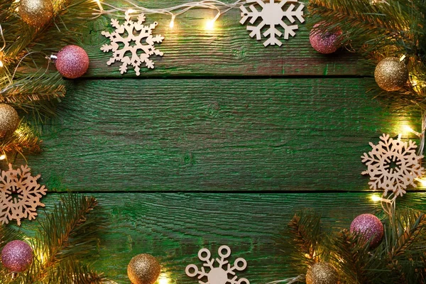 Foto von Silvester Hintergrund mit brennenden Girlanden um den Umfang, Äste von Fichten, Weihnachtskugeln, Schneeflocken — Stockfoto