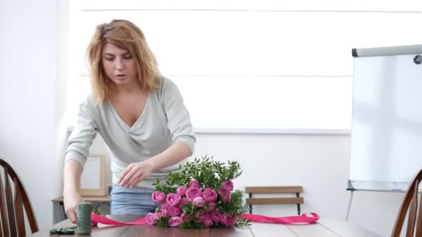 Mulher florista faz buquê de flores — Vídeo de Stock