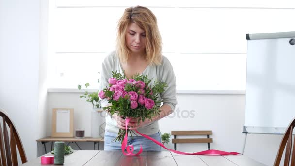 Mujer florista hace ramo de flores — Vídeos de Stock