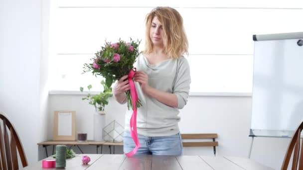 Mulher florista faz buquê de flores — Vídeo de Stock