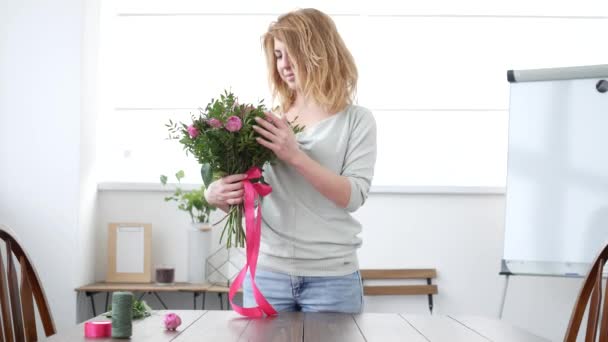 Γυναίκα ανθοπωλείο κάνει λουλούδι μπουκέτο — Αρχείο Βίντεο