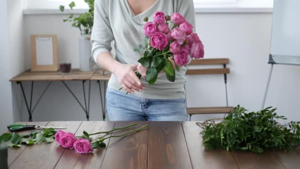 Флорист готує букет квітів на продаж — стокове відео
