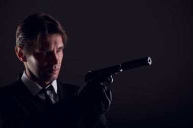 Deri eldiven silahlı gangster adam portresi