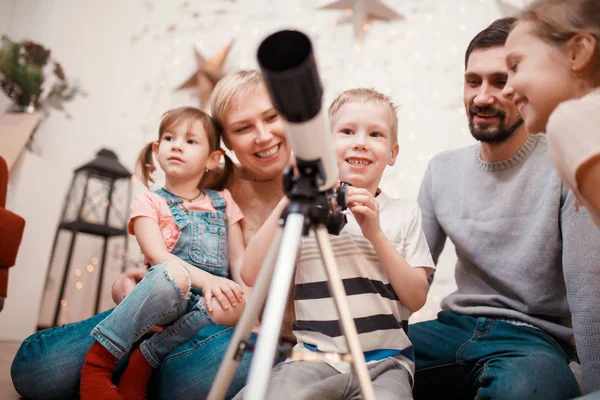 Snímek šťastné rodiny s dalekohledem — Stock fotografie