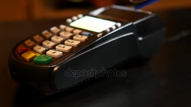 Mão furto cartão de crédito no pin pad do terminal pos . — Vídeo de Stock