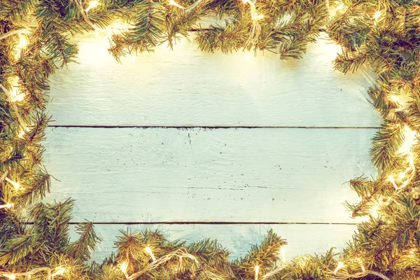 Anno nuovo sfondo di legno azzurro con lampadina e ramo — Foto Stock