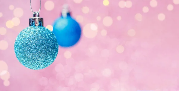 スポットとピンクの背景の 2 つの青いクリスマス ボールの写真. — ストック写真
