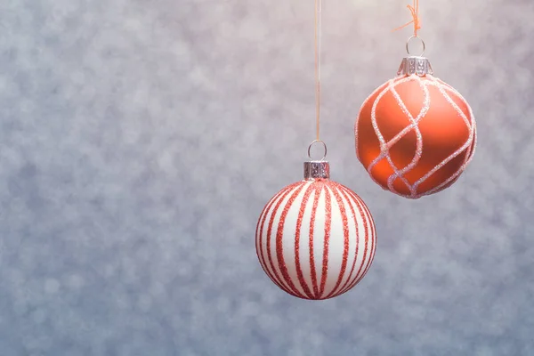 Imagem de Natal bolas vermelhas com fundo borrado cinza estampado . — Fotografia de Stock