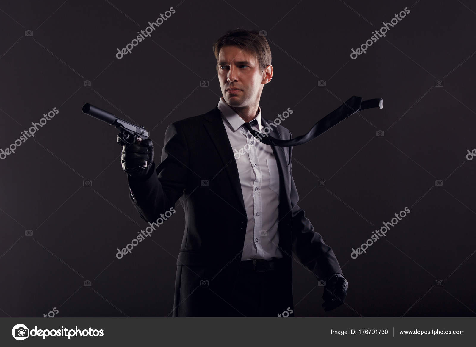 Disciplin Fremskynde brugt Image of mafia man with emerging tie in leather gloves with gun Stock Photo  by ©logoff 176791730