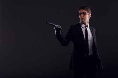 Gözlük ve deri eldiven silahla adam fotoğrafı