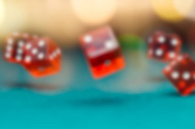Birkaç kırmızı zar Casino yeşil masada düşen görüntü