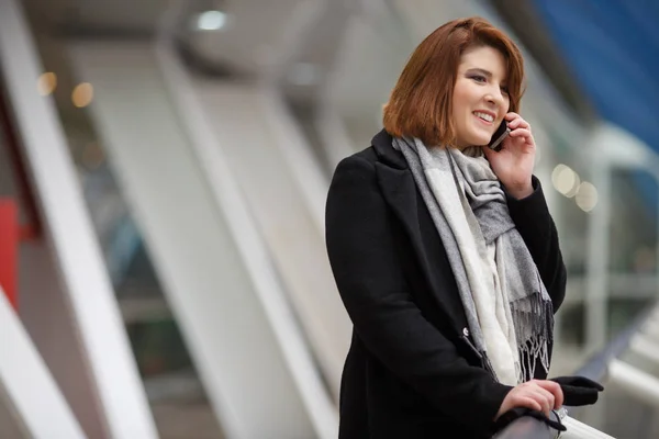 Foto van meisje in een zwarte jas praten over telefoon — Stockfoto