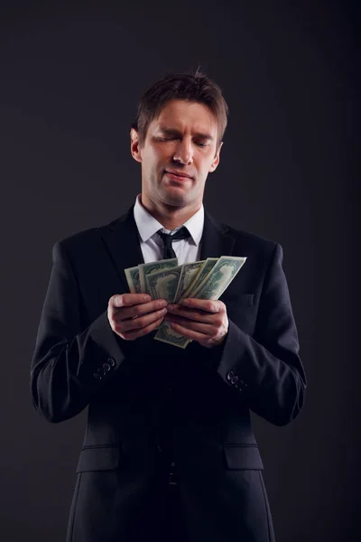 Bild eines Mannes im Anzug, der Dollars zählt — Stockfoto