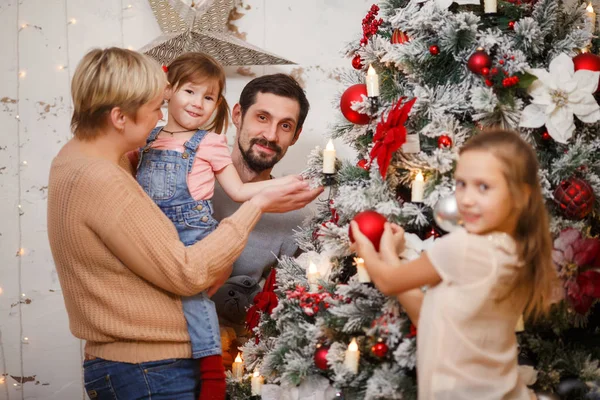 Image de famille heureuse près de l'arbre décoré du Nouvel An — Photo
