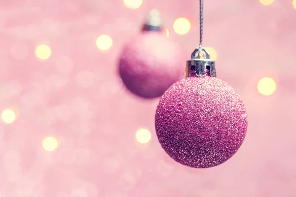 スポットとピンクの背景の 2 つのピンクのクリスマス ボールの写真. — ストック写真