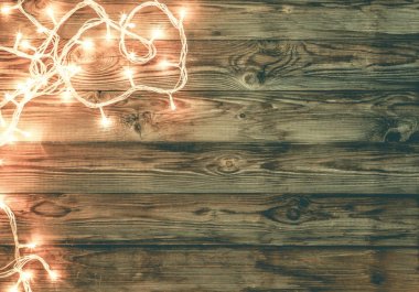 Noel koyu kahverengi ahşap arka plan li parlayan ile dekore edilmiş