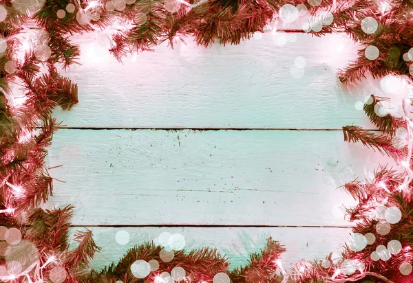 Natale bokeh di legno sfondo con abete e garl illuminato — Foto Stock