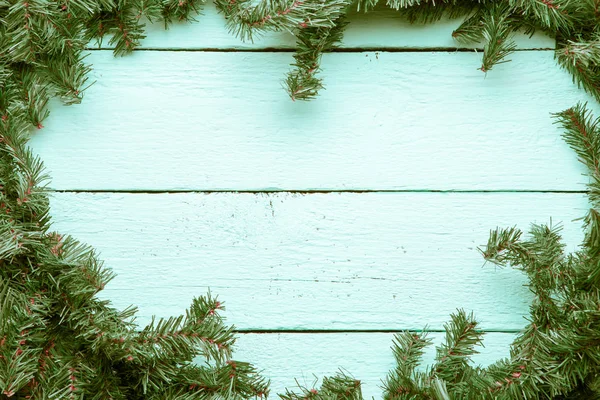 Χριστούγεννα και Πρωτοχρονιά μπλε ξύλινο υπόβαθρο με έλατο — Φωτογραφία Αρχείου