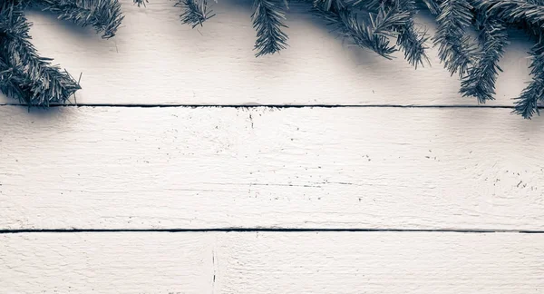 Natal, ano novo fundo placa de madeira com ramo de abeto — Fotografia de Stock