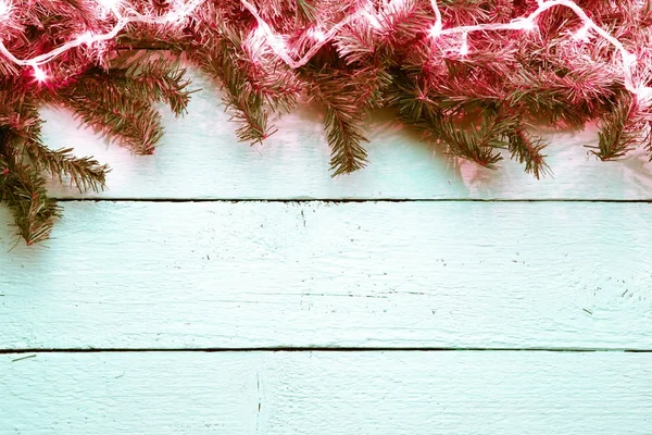 Fundo de madeira com ramos de abeto para o ano novo de Natal ho — Fotografia de Stock