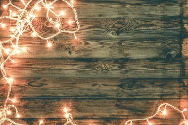 Kahverengi ahşap arka plan üzerinde çelenk